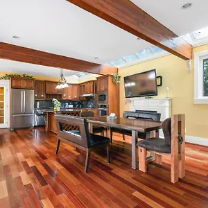 Guest house Charming Retreat On Cypress Street, Your Away From, Vancouver